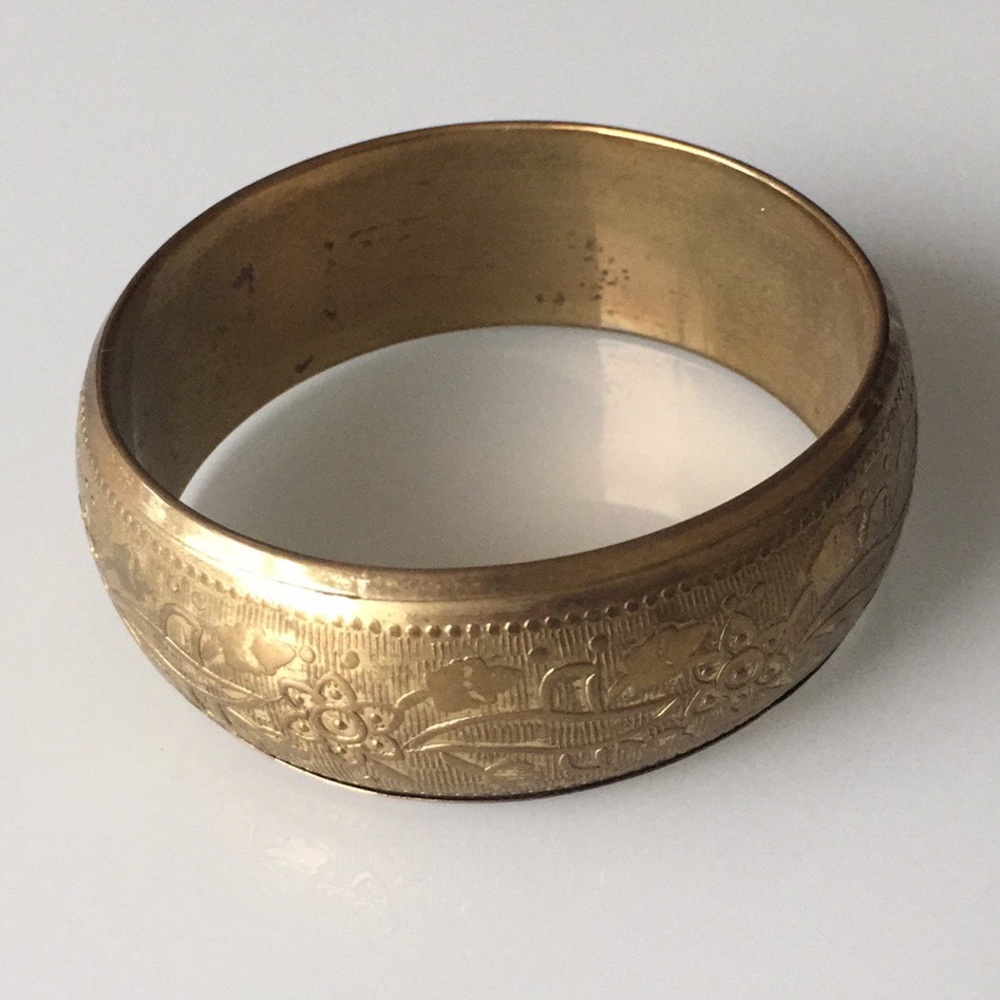 Gold bracelet w/ floral design